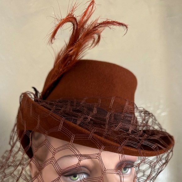 BREATHTAKING 1940s\' BRICK FELT TOPHAT WITH AMAZING MATCHING FULL VEIL + FEATHERS